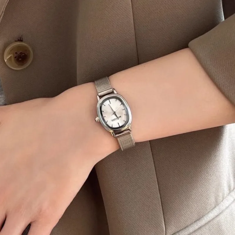 รูปไข่ขนาดเล็ก Dial สีเขียวนาฬ - Luxury Watch Deals บทวิจารณ์และราคา